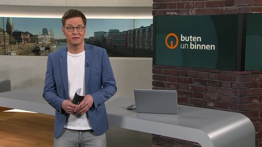 Zu sehen ist der Moderator Felix Krömer im Studio von buten un binnen,