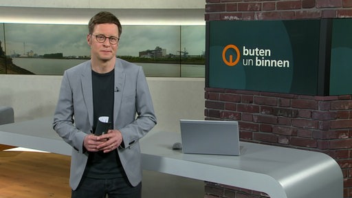 Moderator Felix Krömer im Studio von buten un binnen