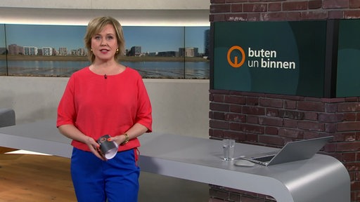 Die Moderatorin Kirsten Rademacher im Studio von buten un binnen.