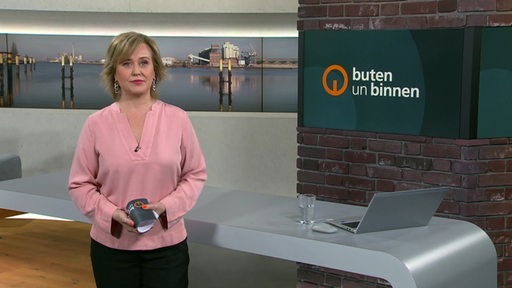 Moderatorin Kirsten Rademacher im Studio von buten un binnen