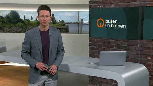 Der Moderator Janos Kereszti im Studio von buten un binnen