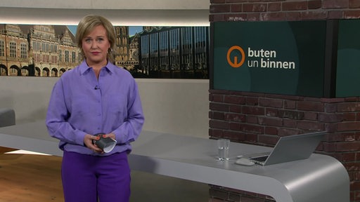 Die Moderatorin Kirsten Rademacher im Studio von buten un binnen.