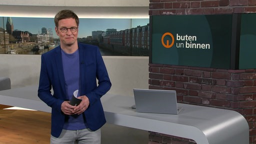 Der Moderator Felix Krömer im Studio von buten un binnen.