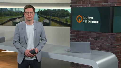 Moderator Felix Krömer im Studio von buten un binnen.