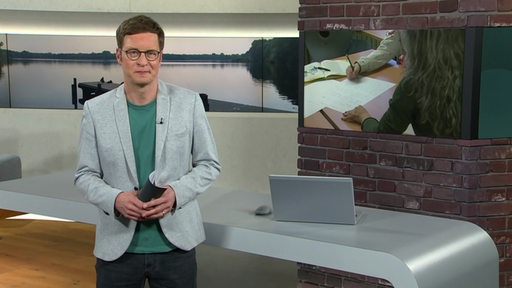 Moderator Felix Krömer im Studio von buten un binnen.