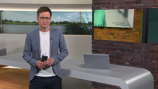 Moderator Felix Krömer im Studio von buten un binnen.