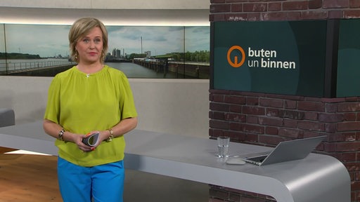 Die Moderatorin Kirsten Rademacher im Studio von buten un binnen.