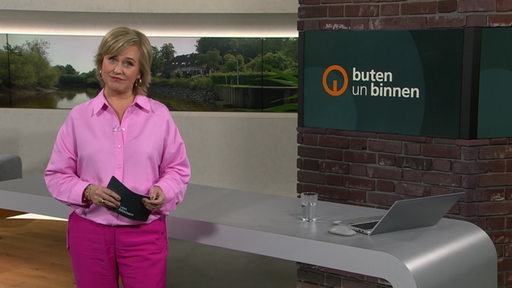 Die Moderatorin Kirsten Rademacher im Studio von buten un binnen