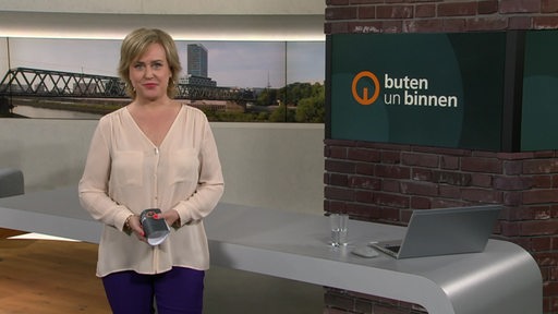 Die Moderatorin Kirsten Rademacher im Studio von buten un binnen