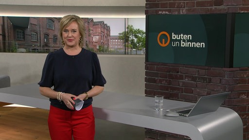 Die Moderatorin Kirsten Rademacher im Studio von buten un binnen.