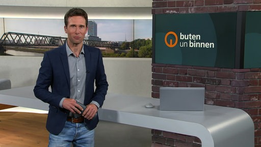 Moderator János Kereszti im Studio von buten un binnen