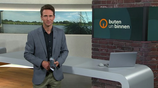 Der Moderator János Kereszti im Studio von buten un binnen.