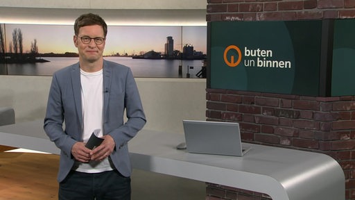 Der Moderator Felix krömer im Studio von buten un binnen.