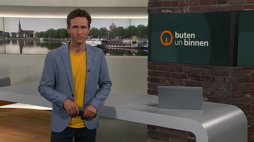 Der Moderator János Kereszti im Studio von buten un binnen.