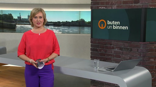 Die Moderatorin Kirsten Rademacher im Studio von buten un binnen