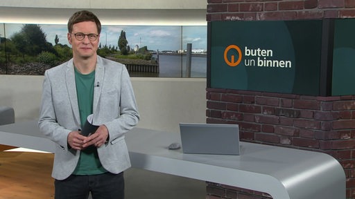 Moderator Felix Krömer im Studio von buten un binnen.