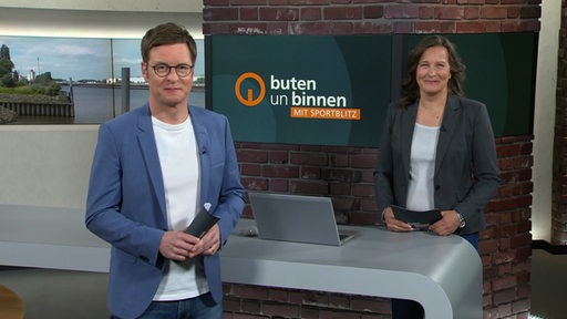 Die Moderierenden Felix Krömer und Pascale Ciesla zusammen im buten un binnen mit Sportblitz Studio.