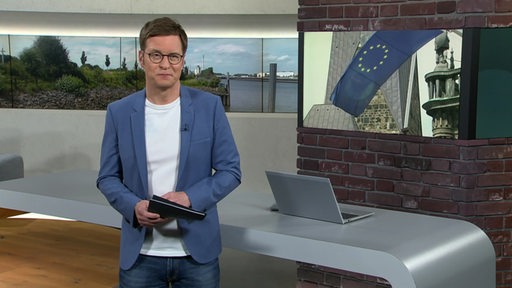 Moderator Felix Krömer im Studio von buten un binnen.