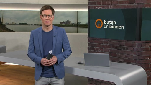 Der Moderator Felix Krömer im Studio von buten un binnen