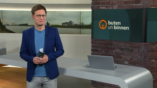 Der Moderator Felix Krömer im Studio von buten un binnen.