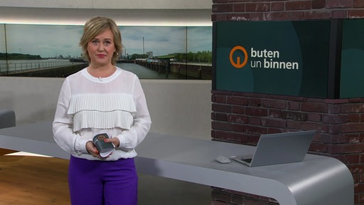 Die Moderatorin Kisten Rademacher im Studio von buten un binnen.