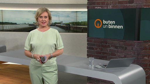 Die Moderatorin Kirsten Rademacher im Studio von buten un binnen.