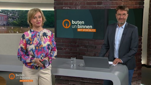 Die Moderatoren Kirsten Rademacher und Jan-Dirk Bruns im Studio von buten un binnen