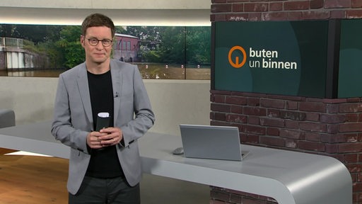 Der Moderator Felix Krömer im Studio von buten un binnen.