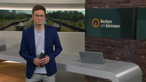 Der Moderator Felix Krömer im Studio von buten un binnen.