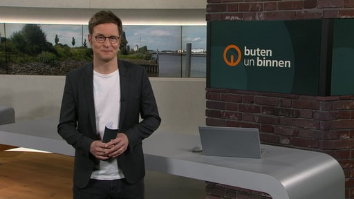 Der Moderator Felix Krömer im Studio von buten un binnen.