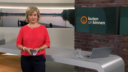 Die Moderatorin Kirsten Rademacher im Studio von buten un binnen.