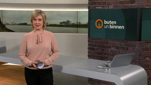 Die Moderatorin Kirsten Rademacher im Studio von buten un binnen.