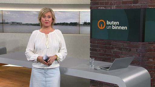 Die Moderatorin Kirsten Rademacher im Studio von buten un binnen.