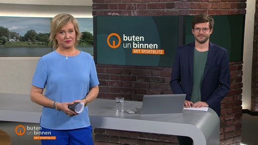 Die Moderatorin Kirsten Rademacher und der Moderator Niko Schleicher im Stduio von buten un binnen.