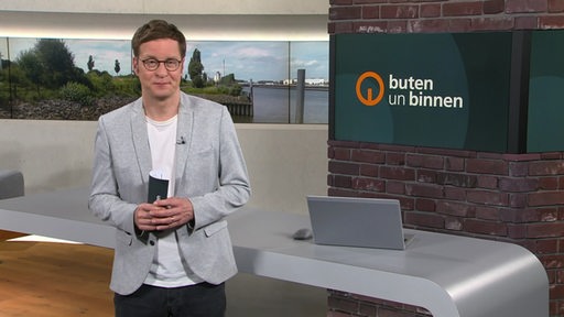 Der Moderator Felix Krömer im Studio von buten un binnen.