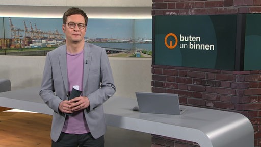 Der Moderator Felix Krömer im Studio von buten un binnen