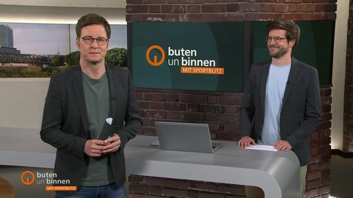 Die Moderatoren Niko Schleicher und Felix Krömer im Studio von buten un binnen