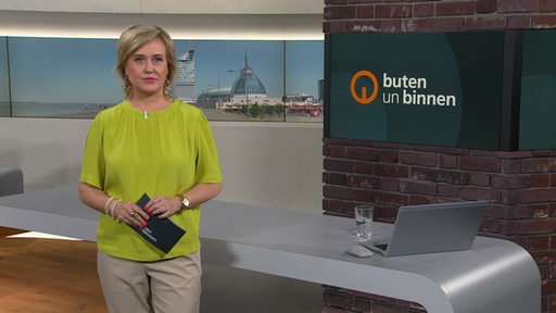 Die Moderatorin Kirsten Rademacher im Studio von buten un binnen