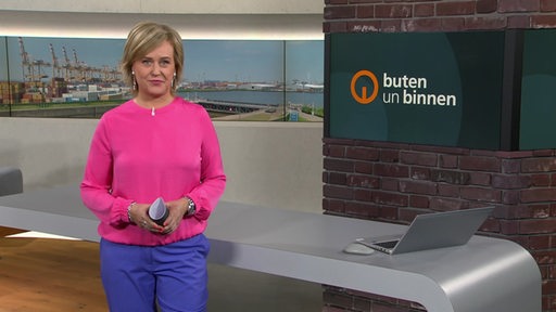 Die Moderatorin Kirsten Rademacher im Studio von Buten un binnen.