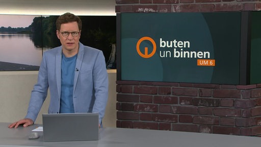 Moderator Felix Krömer im Studio von buten un binnen