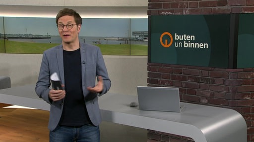 Der Moderator Felix Krömer im Studio von buten un binnen