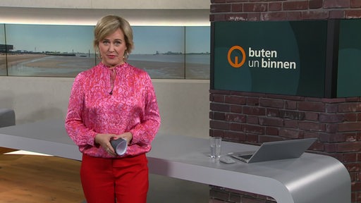 Die Moderatorin Kirsten Rademacher im Studio von buten un binnen