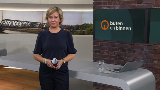 Die Moderatorin Kirsten Rademacher im Studio von buten un binnen