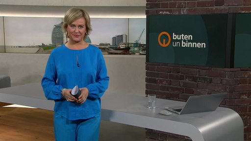 Moderatorin Kirsten Rademacher im Studio von buten un binnen.