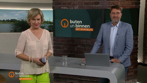 Die Moderatoren Kirsten Rademacher und Jan Dirk Bruns im Studio von buten un binnen