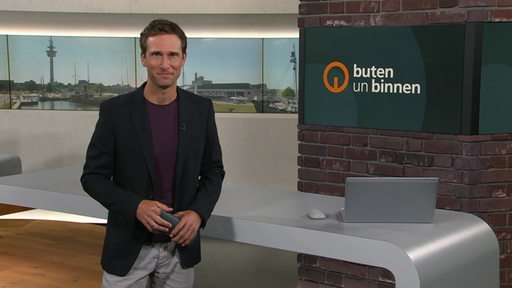 Der Moderator János kereszti im Studio von buten un binnen.