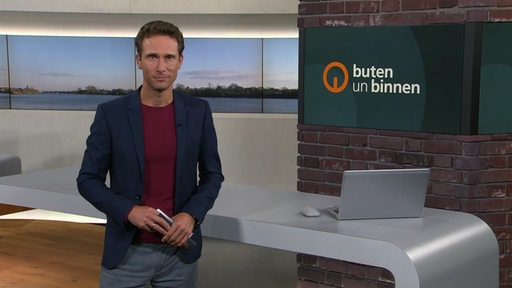 Der Moderator Janos Kereszti im Studio von buten un binnen