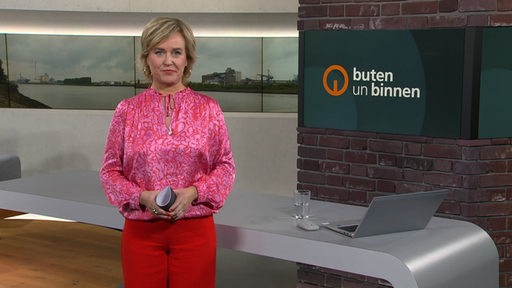 Die Moderatorin Lea Reinhard im Studio von buten un binnen