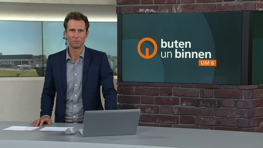 Der Moderator Janos Kereszti im Studio von buten un binnen