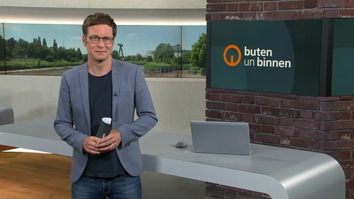 Der Moderator Felix Krömer im Studio von buten un binnen.